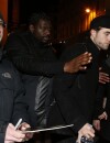 Robert Pattinson protégé par ses gardes du corps à Paris le 4 mars 2015