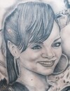 Rihanna : Sarah Ridge, une fan anglaise de 23 ans, se tatoue les mêmes motifs que son idole, et aussi sept portraits de Rihanna sur le corps