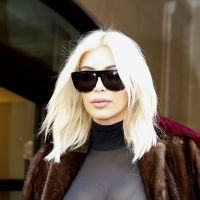 Kim Kardashian, le fashion faux pas : haut 100% transparent et décolleté pour son départ de Paris