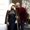 Kim Kardashian : décolleté et haut transparent avec Kanye West pour leur départ de Paris après la Fashion Week, le 11 mars 2015