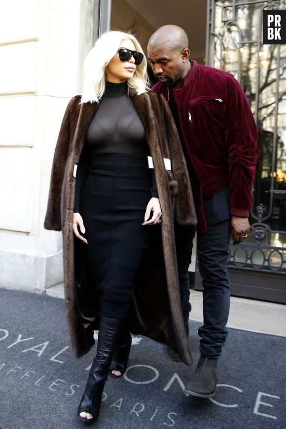 Kim Kardashian : décolleté et haut transparent avec Kanye West pour leur départ de Paris après la Fashion Week, le 11 mars 2015