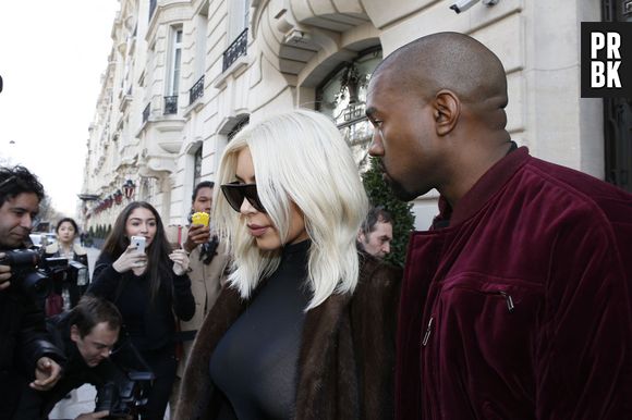 Kim Kardashian : décolleté et haut transparent avec Kanye West pour leur départ de Paris après la Fashion Week, le 11 mars 2015