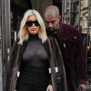 Kim Kardashian : décolleté et haut transparent avec Kanye West pour leur départ de Paris après la Fashion Week, le 11 mars 2015