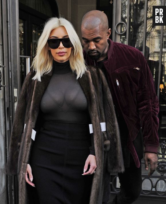 Kim Kardashian : décolleté et haut transparent avec Kanye West pour leur départ de Paris après la Fashion Week, le 11 mars 2015