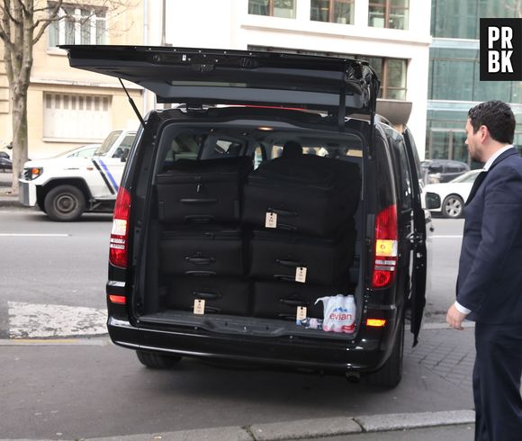 Kim Kardashian : décolleté et haut transparent avec Kanye West pour leur départ de Paris après la Fashion Week, le 11 mars 2015