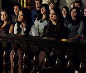 Pretty Little Liars saison 5, épisode 24 : Aria, Emily et Spencer au procès d'Alison