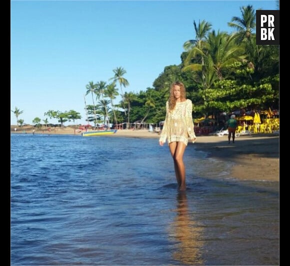 Elodie Fontan sexy au bord de la mer au Brésil