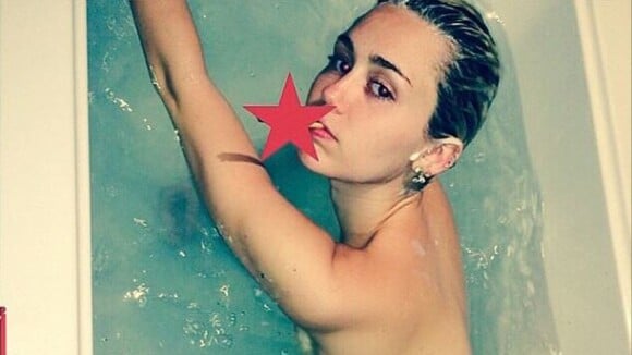 Miley Cyrus entièrement nue dans son bain et joint à la bouche