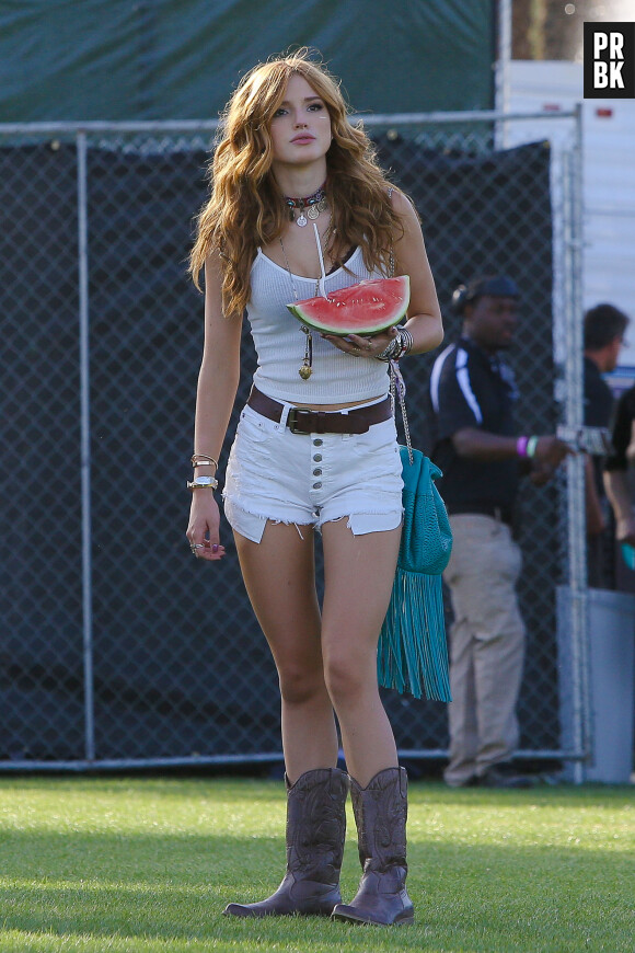 Bella Thorne reine du mini-short sexy à Coachella le 11 avril 2015