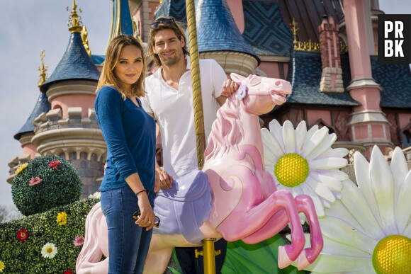 Camille Lacourt et Valérie Bègue : visite à Disneyland Paris pour le couple, le 12 avril 2015