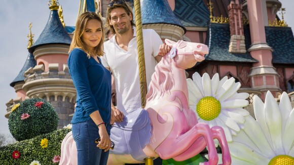 Camille Lacourt et Valérie Bègue à Disneyland : petite virée en amoureux chez Mickey