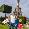 Camille Lacourt et Valérie Bègue se sont rendus à Disneyland Paris, le 12 avril 2015