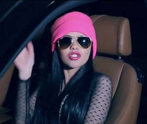 Niia Hall, bonnet rose, haut sexy, lunettes de soleil... son look street et cool pour son clip&nbsp;#Askiparait