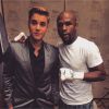 Justin Bieber pose avec Floyd Mayweather dans les coulisses du match de boxe le samedi 2 mai 2015 à Las Vegas