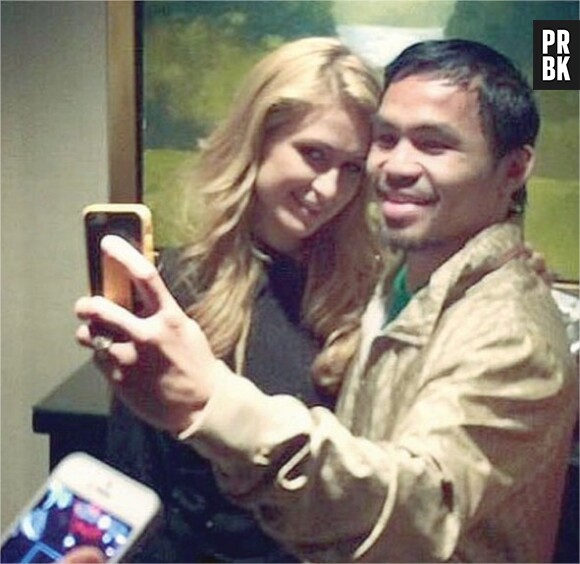 Paris Hilton prend un selfie avec Manny Pacquiao dans les coulisses du match de boxe le samedi 2 mai 2015 à Las Vegas