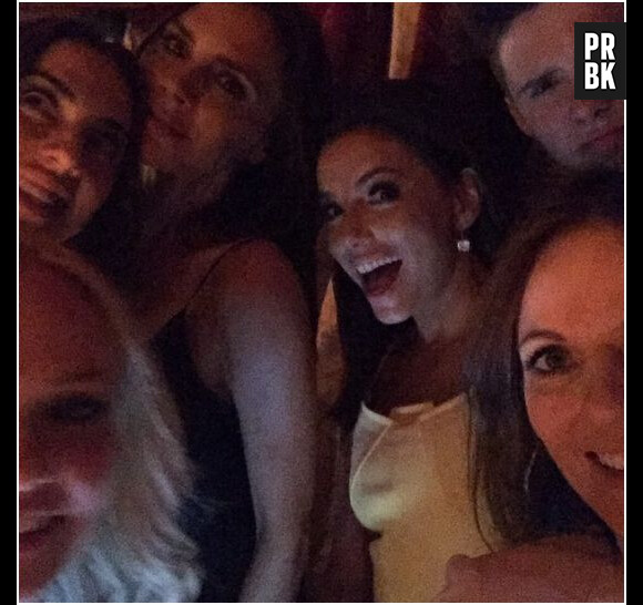 Brooklyn Beckham s'inscrute dans un selfie des Spice Girls avec Eva Longoria, le 2 mai 2015 au Maroc