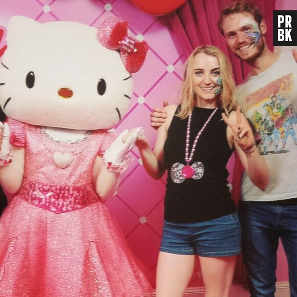 Evanna Lynch et Robbie Jarvis avec Hello Kitty sur Instagram