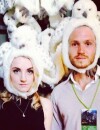  Evanna Lynch et Robbie Jarvis avec de dr&ocirc;les de chapeaux-chouettes sur Instagram 