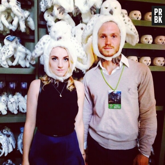 Evanna Lynch et Robbie Jarvis avec de drôles de chapeaux-chouettes sur Instagram