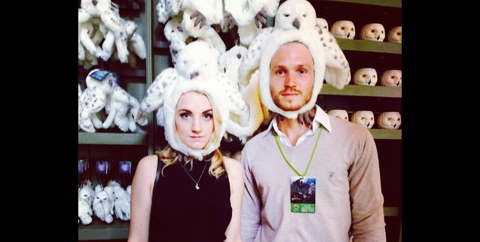  Evanna Lynch et Robbie Jarvis avec de dr&amp;ocirc;les de chapeaux-chouettes sur Instagram 