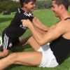 Cristiano Ronaldo fait des abdos avec son fils
