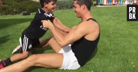 Cristiano Ronaldo fait des abdos avec son fils