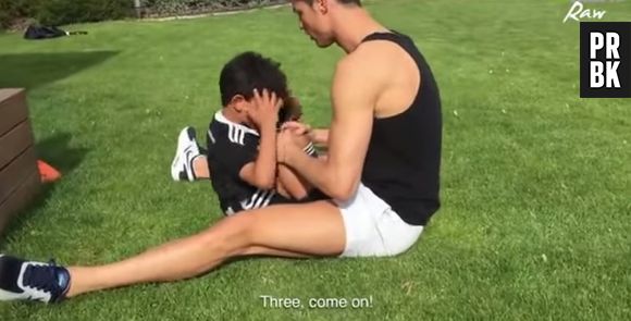 Cristiano Ronaldo fait des abdos avec son fils
