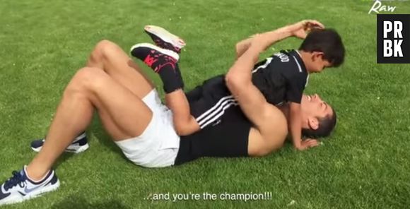 Cristiano Ronaldo fait des abdos avec son fils