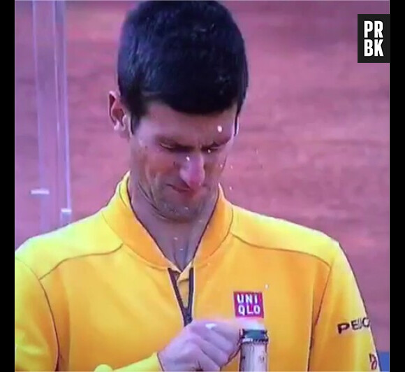 Novak Djokovic attaqué par un bouchon de champagne après sa victoire au tournoi de Rome, le dimanche 17 mai 2015