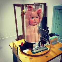 Un bébé coincé dans un tube : la photo qui agite le web