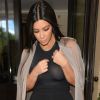 Kim Kardashian sans soutien-gorge : ses tétons de sortie à Londres le 27 juin 2015