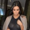 Kim Kardashian expose ses seins à Londres le 27 juin 2015