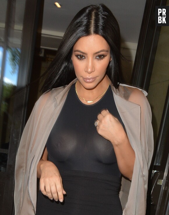 Kim Kardashian expose ses seins à Londres le 27 juin 2015