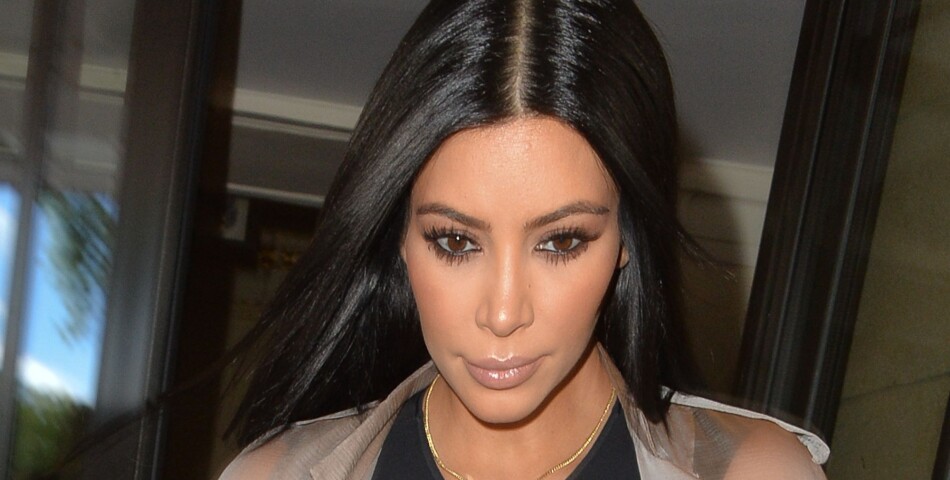  Kim Kardashian expose ses seins &amp;agrave; Londres le 27 juin 2015 