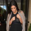 Kim Kardashian sans soutien-gorge face aux photographes à Londres le 27 juin 2015