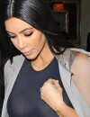  Kim Kardashian : ses seins expos&eacute;s sans soutien-gorge &agrave; Londres le 27 juin 2015 