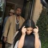 Kim Kardashian sans soutien-gorge en compagnie de Kanye West à Londres le 27 juin 2015