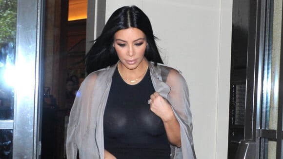 Kim Kardashian sans soutien-gorge : ses tétons exhibés en pleine rue