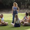 Wet Hot American Summer, First Day of Camp : Elizabeth Banks sur une photo