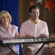 Wet Hot American Summer, First Day of Camp : Amy Poelher et Bradley Cooper sur une photo