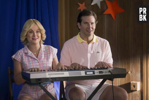 Wet Hot American Summer, First Day of Camp : Amy Poelher et Bradley Cooper sur une photo