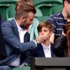 David Beckham et son fils Romeo lors des quarts de finale de Wimbledon, le 8 juillet 2015