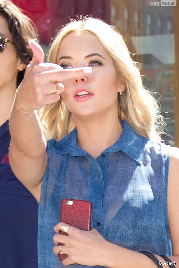 Ashley Benson un doigt d'honneur aux paparazzi à New York... pour s