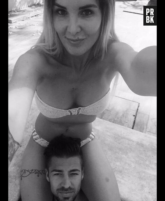 Marie Garet (La villa des coeurs brisés) sexy en bikini avec son petit-ami