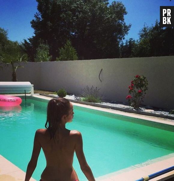 Vanessa Lawrens topless à la piscine