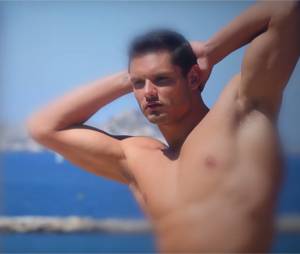 Florent Manaudou pose pour le calendrier 2016 des Idoles des Bassins