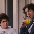 Max Boublil en oncle déjanté dans la bande-annonce du film Le nouveau