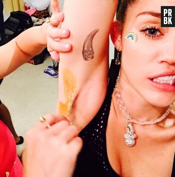 Miley Cyrus s'épile sur Instagram, le 22 juillet 2015
