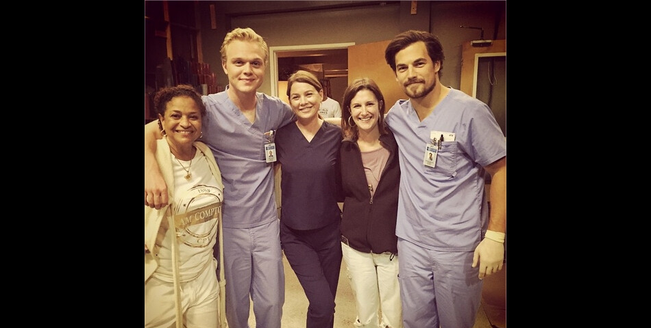 Grey&#039;s Anatomy saison 12 : Joe Adler et Giacomo Gianniotti posent avec Ellen Pompeo et Debbie Allen