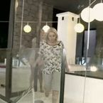 Myriam Abel (Les vacances des Anges) se prend une porte vitrée en pleine tête